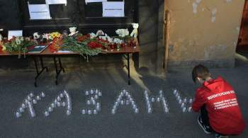Жители Владивостока несут цветы в память о погибших в Казани
