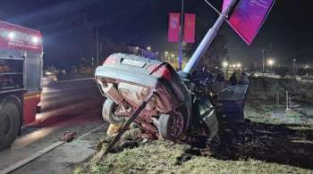 В Омске Mercedes-Benz врезался в опору электропередачи, погиб водитель