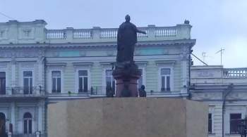 Памятник Екатерине II в Одессе оградили забором