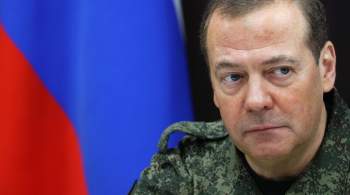 Медведев назвал число принятых по контракту в ВС России 