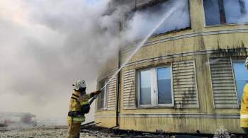 В Свердловской области загорелась крыша придорожной гостиницы 
