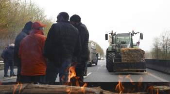 В Италии фермеры заблокировали развязку на главной автотрассе 