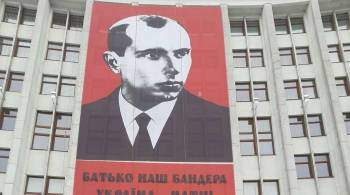 В Тернополе на здании администрации вывесили гигантский баннер с Бандерой