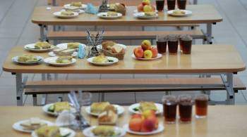 В школе в Дзержинске отстранили от работы повара, накладывавшего еду руками