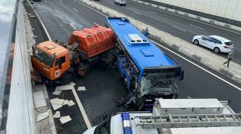 В Москве столкнулись грузовик и автобус, есть пострадавшие