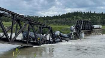 При железнодорожной аварии в США вагоны с нефтепродуктами упали в реку