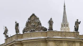 Специалисты отреставрируют скульптуры на крыше Дома геологов в Москве 