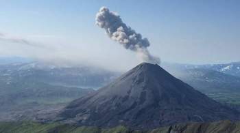 На Карымском вулкане на Камчатке произошел большой пепловый выброс