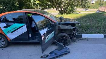В Новосибирске автомобиль каршеринга врезался в остановку, погибла женщина