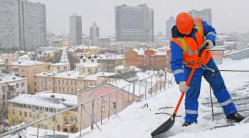 В Москве крыши жилых домов чистят от снега весь световой день