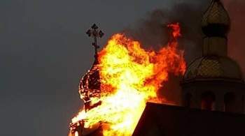 Пожарные в Мирном Архангельской области спасли от огня деревянную церковь