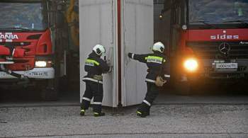 Двое пожарных пострадали при тушении возгорания на складе в Москве
