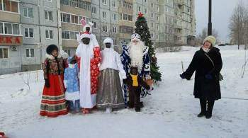 Бронзовую  Семью  в Усть-Илимске нарядили в новогодние костюмы