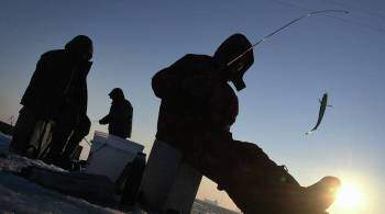 На Колыме спасли восемь рыбаков, дрейфовавших на льдине