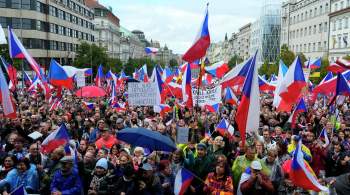 В Праге на митинг против правительства вышли примерно десять тысяч человек 