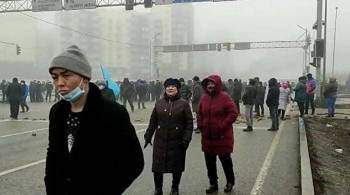 Группа протестующих штурмует здание РОВД в Алма-Ате