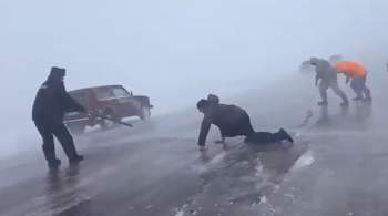 Минтранс прокомментировал видео с ползущими по ледяной дороге людьми 