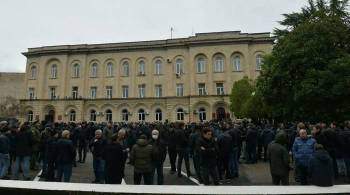 В Абхазии митингующие пытаются прорваться к зданию парламента