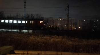 Электропоезд и автомобиль столкнулись в Подмосковье
