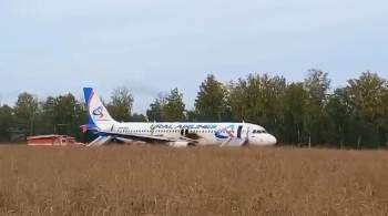 Губернатор Омской области назвал экипаж самолета, севшего в поле, героями 