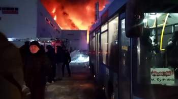 Небо на месте пожара в Петербурге закрывают клубы дыма 