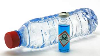 Эксперт рассказал, почему опасно хранить воду в пластиковых бутылках