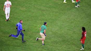 Болельщик напал на двоих игроков по ходу матча чемпионата Португалии: видео