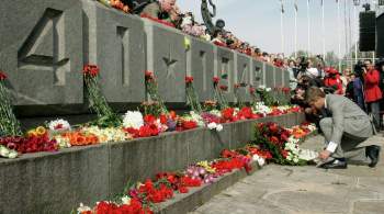 Экс-мэр Риги Нил Ушаков призвал укрыть цветами памятник Освободителям