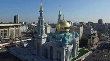 Авторам откровенного фото на фоне мечети в Москве предъявили обвинения