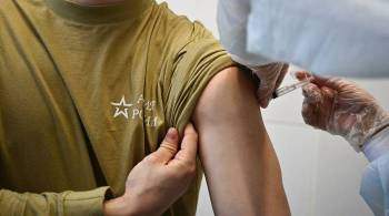 Вакцинация позволила избежать сложной эпидситуации в армии, заявил Путин