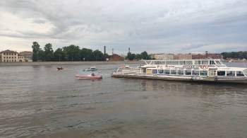 Людей эвакуировали с севшего на мель судна в Петербурге