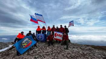В Крыму флаги России водрузили на трех вершинах