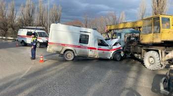 В Крыму машина скорой помощи столкнулась с автокраном 