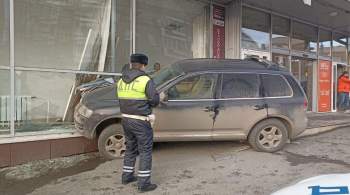 В Свердловской области автомобиль въехал в магазин 