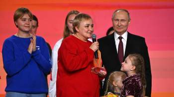 Путин вручил премию  Волонтер года  Наталье Аминевой 