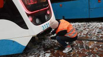 Трамвай сошел с рельсов после ДТП на севере Москвы