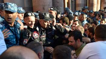 Оцепление полиции выдержало первый  штурм протестующими в Ереване 