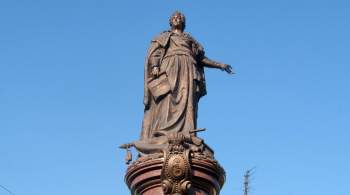 Вандалы нанесли надписи на памятник Екатерине II в Одессе, сообщили СМИ