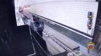 В московском метро мужчина спрыгнул на рельсы, чтобы покурить