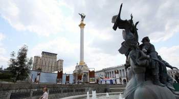 В Киеве ко Дню независимости установили сцену на месте братской могилы