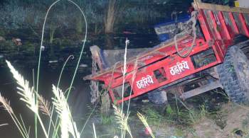 В Индии не менее 27 человек погибли при падении трактора в пруд
