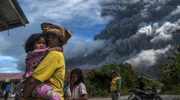 Число погибших при извержении вулкана в Индонезии достигло 13