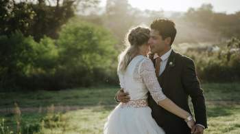 Невеста в мини, жених в кедах: стилисты рассказали о свадебной моде