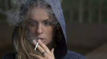 Нарколог предупредил россиян об опасности курения в жару
