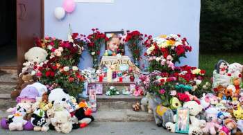 В Тюмени у дома убитой девочки разбирают стихийный мемориал 