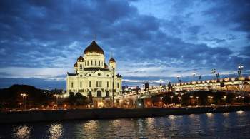 Специалисты промыли Патриарший мост в Москве ко Дню города