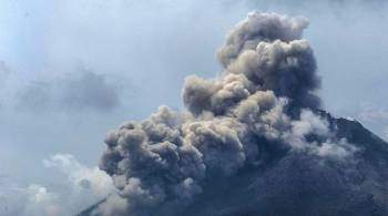 При извержении вулкана в Индонезии погиб один человек, 41 получил ожоги