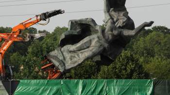 В Латвии рабочие отказываются сносить советские памятники