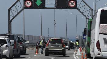 Перед Крымским мостом образовалась очередь из автомобилей 