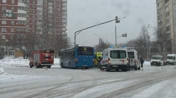 На западе Москвы автобус въехал в светофор, пострадали четыре человека 